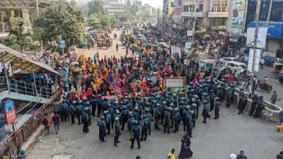 রোববার সকালে মিরপুর-১০ নম্বরে অবস্থান নেন পোশাক শ্রমিকরা। ছবি: আব্দুল গনি