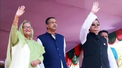 হাত নেড়ে নেতা-কর্মীদের শুভেচ্ছা জানান প্রধানমন্ত্রী ও আওয়ামী লীগ সভাপতি শেখ হাসিনা। ছবি: ফোকাস বাংলা