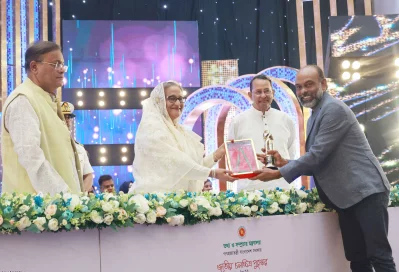 পুরস্কার প্রদান করছেন প্রধানমন্ত্রী শেখ হাসিনা। ছবি: ফোকাস বাংলা