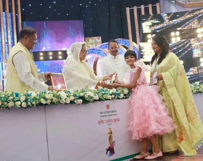 পুরস্কার প্রদান করছেন প্রধানমন্ত্রী শেখ হাসিনা। ছবি: ফোকাস বাংলা