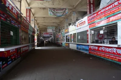 বিএনপি-জামায়েতের অবরোথে বন্ধ দূর পাল্লার বাস চলাচল। ছবি: আলজাজিরা