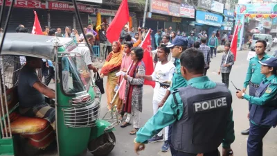 বরিশাল নগরীতে গণতান্ত্রিক বাম জোটের হরতাল চলাকালে যান চলাচলে যাতে বাধা সৃষ্টি না হয় সে জন্য বিপুল সংখ্যক পুলিশ মোতায়েন করা হয়। ছবি: ইত্তেফাক