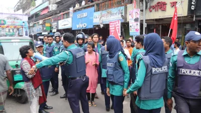বরিশাল নগরীতে হরতাল চলাকালে পরিস্থিতি নিয়ন্ত্রণ করে পুলিশ। ছবি: ইত্তেফাক