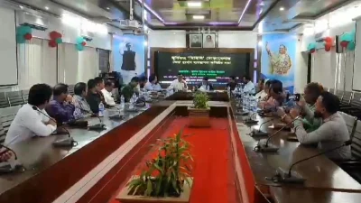 জেলা প্রশাসকের কার্যালয়ে জেলা দুর্যোগ ব্যবস্থাপনা কমিটির এক জরুরি সভা অনুষ্ঠিত হয়। ছবি: ইত্তেফাক