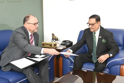 ডোনাল্ড লুর পক্ষে পিটার হাস আওয়ামী লীগ সাধারণ সম্পাদক ওবায়দুল কাদেরের কাছে চিঠিটি পৌঁছে দেন। 