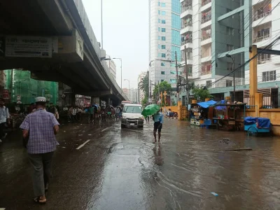 জলাবদ্ধতায় দুর্ভোগ। ছবি: ইত্তেফাক