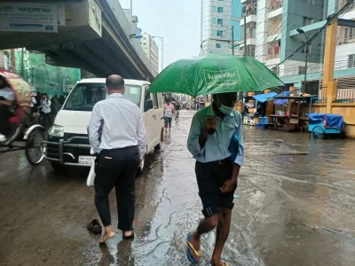 রাজধানীর মৌচাক এলাকায় জলাবদ্ধতায় নাগরিক দুর্ভোগ। ছবি: ইত্তেফাক