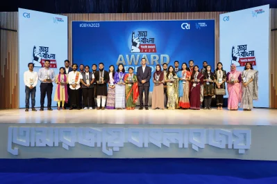 বাংলা ইয়ুথ অ্যাওয়ার্ড বিজয়ীদের সঙ্গে সজীব ওয়াজেদ জয়। ছবি: ইয়ং বাংলা