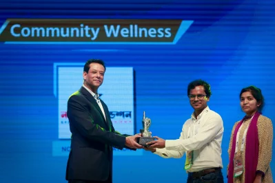 সজীব ওয়াজেদ জয়ের কাছ থেকে জয় বাংলা ইয়ুথ অ্যাওয়ার্ড গ্রহণ করছেন। ছবি: ইয়ং বাংলা