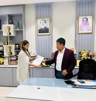 ডিবি প্রধান হারুন অর রশিদের কাছে অভিযোগপত্র জমা দিচ্ছেন অভিনেত্রী তিশা। ছবি: তানভীর আহাম্মেদ