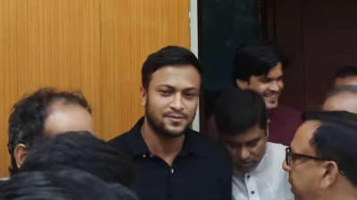 মনোনয়ন ফরম জমা দিতে আওয়ামী লীগের কার্যালয়ে সাকিব আল হাসান 
