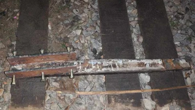 নারায়ণগঞ্জে রেললাইনের ওপর নাটবল্টু দিয়ে আটকে রাখা হয় লোহার মোটা পাত। ছবি: ইত্তেফাক