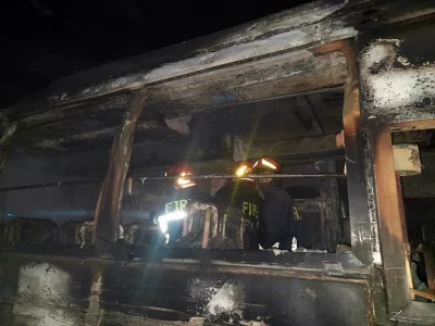 খবর পেয়ে আগুন নিয়ন্ত্রণে ছুটে যায় ফায়ার সার্ভিসের টিম। ছবি: ইত্তেফাক