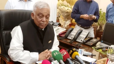 সাংবাদিকদের সঙ্গে কথা বলেন স্বরাষ্ট্রমন্ত্রী আসাদুজ্জামান খান কামাল। ছবি: ফোকাস বাংলা