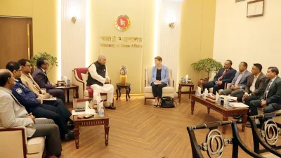 স্বরাষ্ট্রমন্ত্রী আসাদুজ্জামান খান কামালের সঙ্গে সাক্ষাৎ শেষে সাংবাদিকদের সঙ্গে কথা বলেন জাতিসংঘের আবাসিক প্রতিনিধি গোয়েন লুইস। ছবি: ফোকাস বাংলা