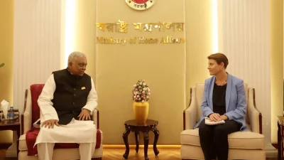 স্বরাষ্ট্রমন্ত্রী আসাদুজ্জামান খান কামালের সঙ্গে সাক্ষাৎ শেষে সাংবাদিকদের সঙ্গে কথা বলেন জাতিসংঘের আবাসিক প্রতিনিধি গোয়েন লুইস। ছবি: ফোকাস বাংলা