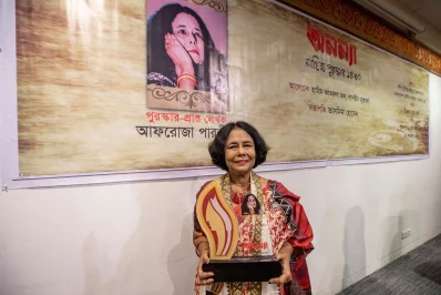 পুরস্কার হাতে আফরোজা পারভীন। ছবি: আব্দুল গনি
