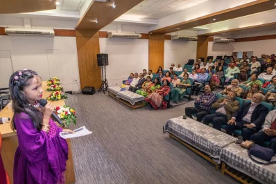 নারী কবিতা আবৃত্তি করছে শিশু ইচ্ছে। ছবি: আব্দুল গনি