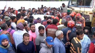 সাতক্ষীরায় দুর্ঘটনাস্থলে মুহূর্তেই জমে যায় উৎসুক লোকের ভিড়। ছবি: ফোকাস বাংলা