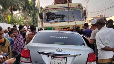 দুর্ঘটনায় প্রাইভেটকারের চালক আহত হন। তার অবস্থা আশঙ্কাজনক। ঘটনাস্থল থেকে তাকে হাসপাতালে নেওয়া হয়। ছবি: ইত্তেফাক