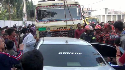 সাতক্ষীরায় বিজিবি হেডকোয়ার্টারের সামনে এ দুর্ঘটনা ঘটে। ছবি: ফোকাস বাংলা