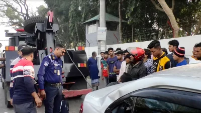 ঘটনাস্থলে পুলিশ এসে দুর্ঘটনা কবলিত প্রাইভেট কার উদ্ধার করে। ছবি: ফোকাস বাংলা