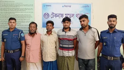 গ্রেপ্তার হওয়া মানব পাচারকারী। ছবি: ইত্তেফাক