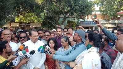 মনোনয়নপত্র জমা দেওয়ার আগে সাংবাদিকদের সঙ্গে কথা বলছেন হাসানুল হক ইনু। ছবি: সংগৃহীত