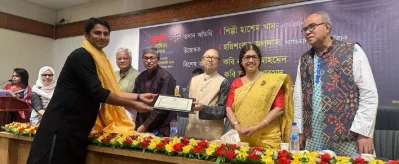 প্রখ্যাত চিত্রশিল্পী হাশেম খানের হাত থেকে পুরস্কার গ্রহণ করছেন কবি শরাফত হোসেন