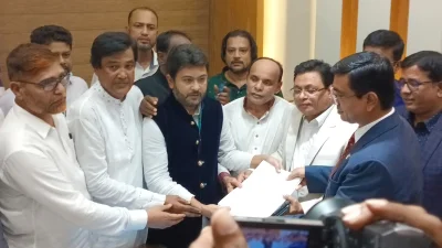 মনোনয়নপত্র জমা দিচ্ছেন নিক্সন চৌধুরী। ছবি: ইত্তেফাক