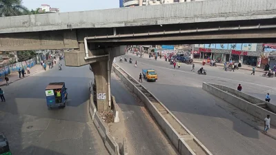 অবরোধে নাশকতার আশঙ্কায় রাজধানীর ব্যস্ততম এলাকা ফার্মগেটে যান চলাচলের আধিক্য দেখা যায়নি। ছবি: ইত্তেফাক