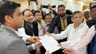 নেতা-কর্মীদের সঙ্গে নিয়ে কসবা উপজেলা নির্বাহী কর্মকর্তা ও সহকারী রিটার্নিং কর্মকর্তা মুহাম্মদ শাহরিয়ার মুক্তারের কাছে মনোনয়নপত্র জমা দিচ্ছেন আইনমন্ত্রী। ছবি: ফোকাস বাংলা