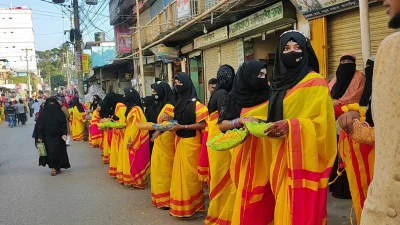 আইনমন্ত্রীকে স্বাগত জানাতে দাঁড় করিয়ে রাখা হয়েছে শিক্ষার্থীদের। ছবি: সংগৃহীত