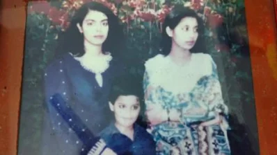 অগ্নি দুর্ঘটনার আগের একটি ছবিতে ভাইবোনের সাথে জান্নাতুল ফেরদৌস আইভী (বামে)৷ ছবি: privat