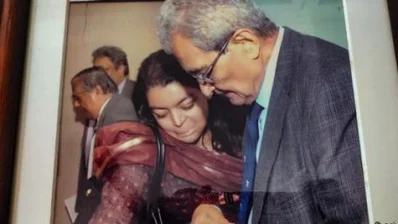 নোবেলজয়ী অর্থনীতিবিদ অমর্ত্য সেনের সঙ্গে ঢাকায় একটি অনুষ্ঠানে জান্নাতুল ফেরদৌস আইভী৷ছবি: privat