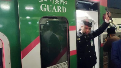 কমলাপুর স্টেশন থেকে কক্সবাজারের আইকনিক রেল স্টেশনের উদ্দেশে এক হাজার ১০ যাত্রী নিয়ে ছেড়ে যায় &lsquo;কক্সবাজার এক্সপ্রেস&rsquo;।