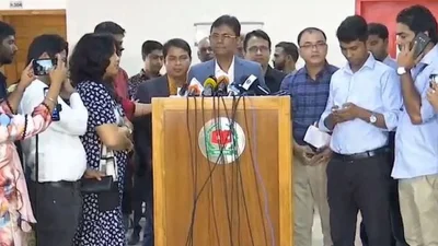 নির্বাচন ভবনে ব্রিফিং বক্তব্য দিচ্ছেন নির্বাচন কমিশনের (ইসি) অতিরিক্ত সচিব অশোক কুমার দেবনাথ। ছবি: সংগৃহীত