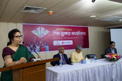 বক্তব্য দি&zwnj;চ্ছেন দৈনিক ইত্তেফাক ও পাক্ষিক অনন্যা সম্পাদক তাসমিমা হোসেন। ছ&zwnj;বি: আব্দুল গ&zwnj;নি