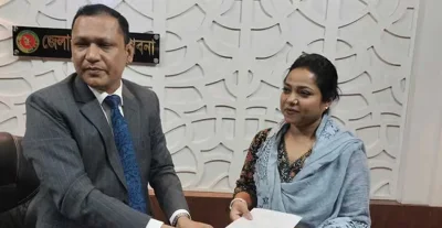 মনোনয়নপত্র জমা দিচ্ছেন ডলি সায়ন্তনী। ফাইল ছবি 