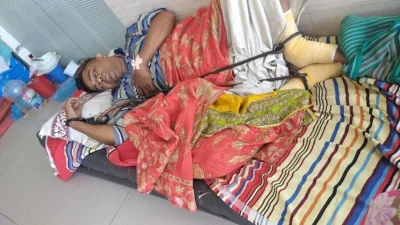 ডান্ডাবেড়ি পরিহিত যুবদল নেতা আমিনুর রহমান হাসপাতালের মেঝেতে ঘুমিয়ে আছেন