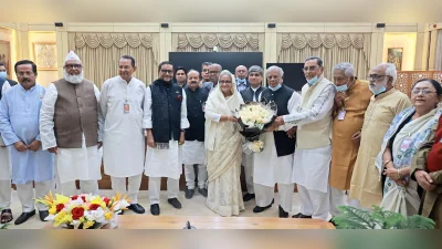 বৈঠকের শুরুতে এশিয়া ক্লাইমেট মোবিলিটি চ্যাম্পিয়ন লিডার অ্যাওয়ার্ড পাওয়ায় প্রধানমন্ত্রীকে ১৪ দলের নেতাদের ফুল দিয়ে শুভেচ্ছা। ছবি: ফোকাস বাংলা