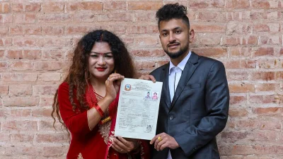২৯ নভেম্বর পান্ডে ও গুরুং সমলিঙ্গের পরিচয়ে বিবাহের সনদ পেয়েছেন। ছবি: ডয়চে ভেলে