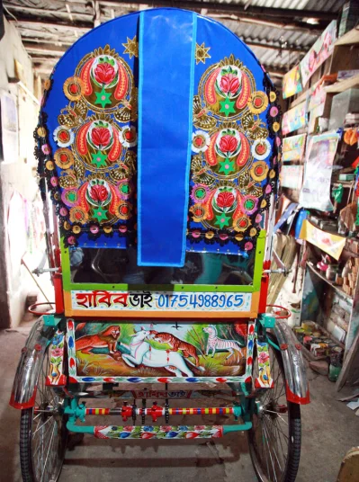 রিকশা ও রিকশাচিত্র। ছবি : সংগৃহীত 