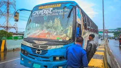 সেলফি পরিবহন নামে যাত্রীবাহী বাস বাসের জন্য অপেক্ষমাণ যাত্রীদের উঠিয়ে দেয়। এ ঘটনায় বাসটি জব্দ করে রাখে স্থানীয়রা। ছবি: ইত্তেফাক