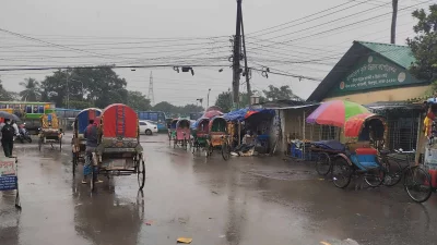 সকাল থেকেই গাবতলী বাস টার্মিনাল এলাকায় ছিপছিপে বৃষ্টি। ছবি: ইত্তেফাক