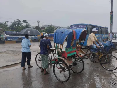 গাবতলী বাস টার্মিনাল এলাকায় বৃষ্টিতে চরম ভোগান্তিতে পড়েছেন সাধারণ পথচারীরা। ছবি: ইত্তেফাক