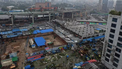 বৃষ্টির কারণে কারওয়ান বাজার এলাকায় পাইকারি বাজারের কর্দমাক্ত পরিবেশে বেচাকেনা করেন ব্যবসায়ীরা ও ক্রেতারা। ছবি: হাসনাত আসিফ কুশল