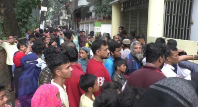 ভবনে আগুন লাগার ঘটনা দেখতে উৎসুক লোকের ভিড়। ছবি: সংগৃহীত