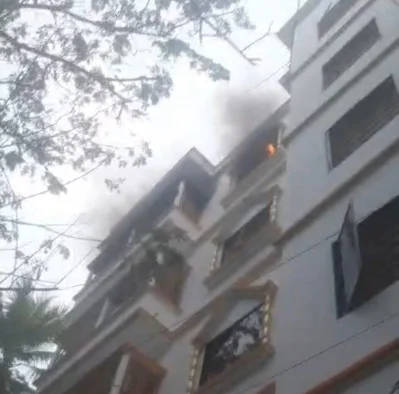 সকাল সাতটার দিকে মুন্সীগঞ্জের একটি আবাসিক ভবনে আগুন লাগে। ছবি: সংগৃহীত