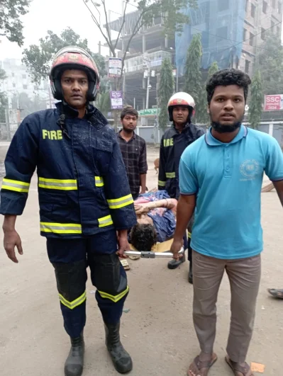 মুন্সীগঞ্জে একই পরিবারের ৪ সদস্য দগ্ধ হন। তাদের মধ্যে একজনকে আশঙ্কাজনক অবস্থায় হাসপাতালে নেয় উদ্ধারকর্মীরা। ছবি: সংগৃহীত